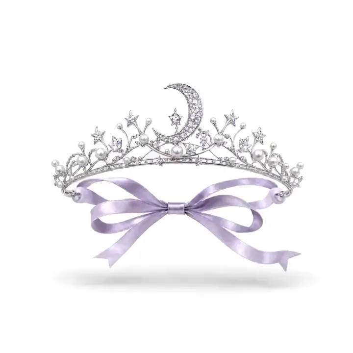 Tiara de perlas con una luna creciente y un moño lila